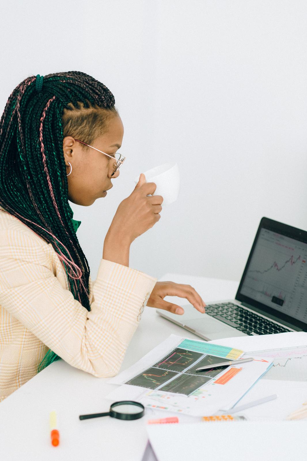 A business specialist auditing milestone metrics for data-driven refund guarantees.
